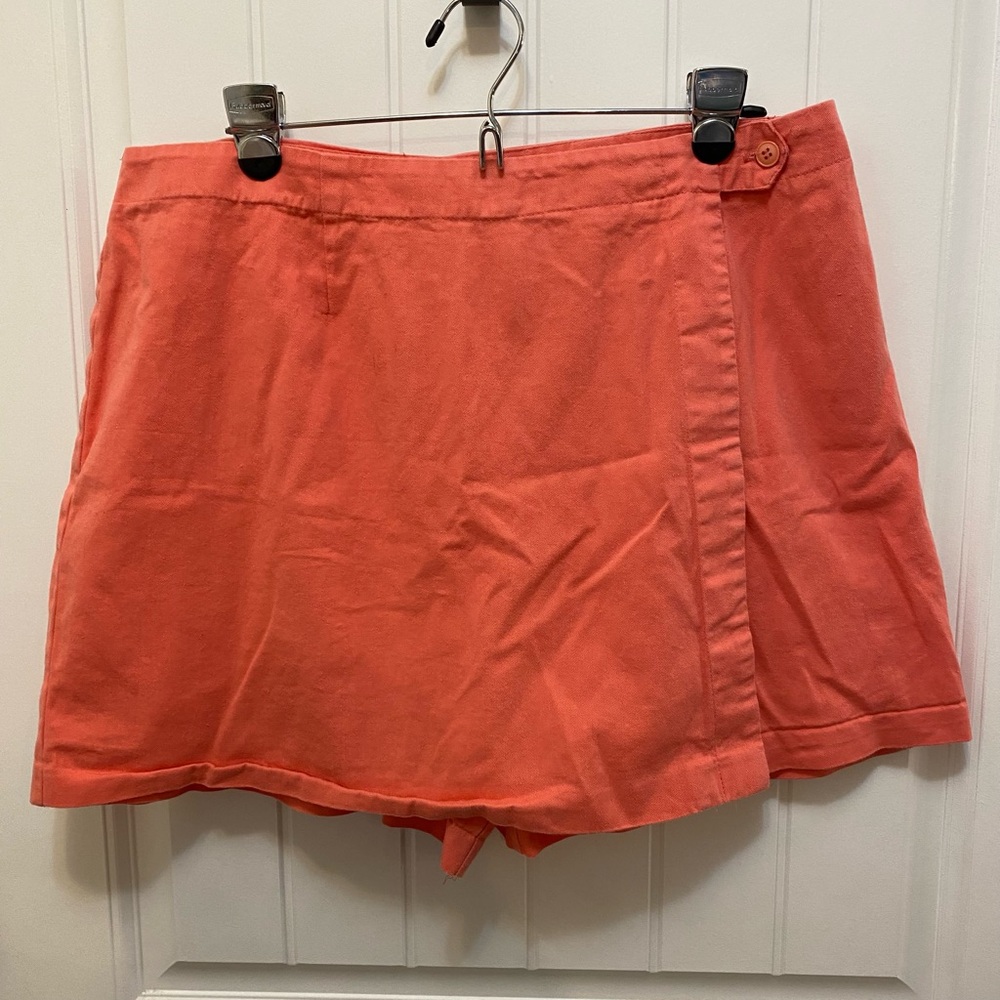 Willow Ridge shorts with buttoned flap. Size 18 Petite. 100% cotton. Vintage.